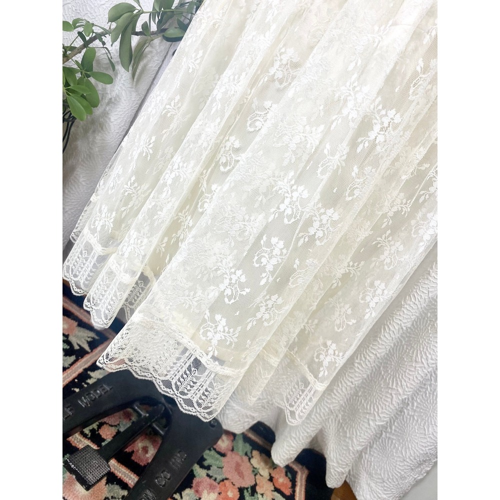 Vintage 1980s White Lace Drop Waist Wedding Dress, Size Medium - Picture 9 of 11